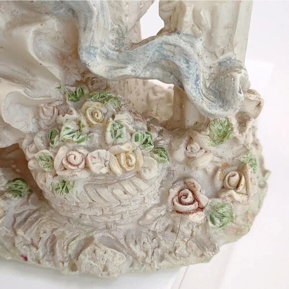Angel Figurine in Rose Garden Resin - Picture 10 of 15